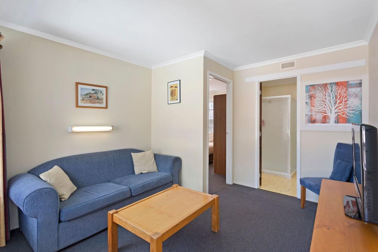 Clifford Park Motor Inn Тувумба Экстерьер фото