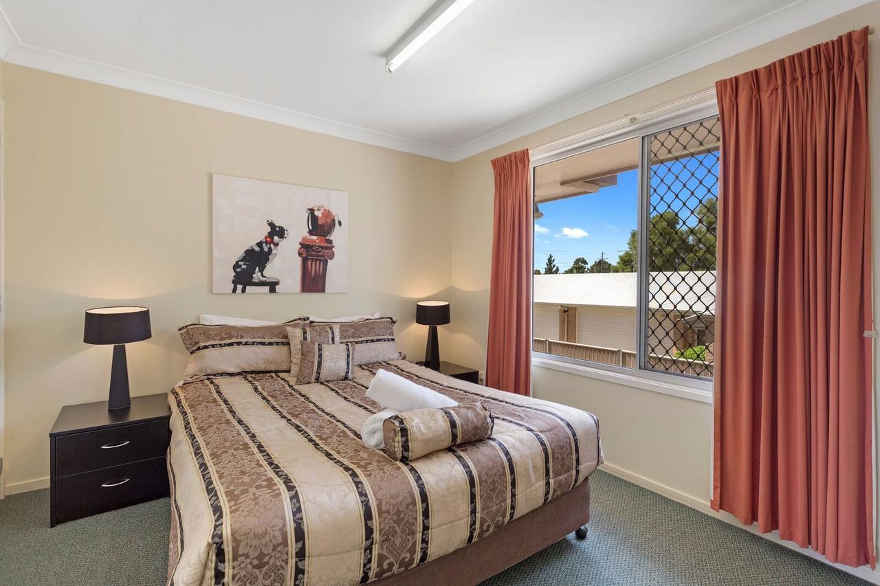 Clifford Park Motor Inn Тувумба Экстерьер фото