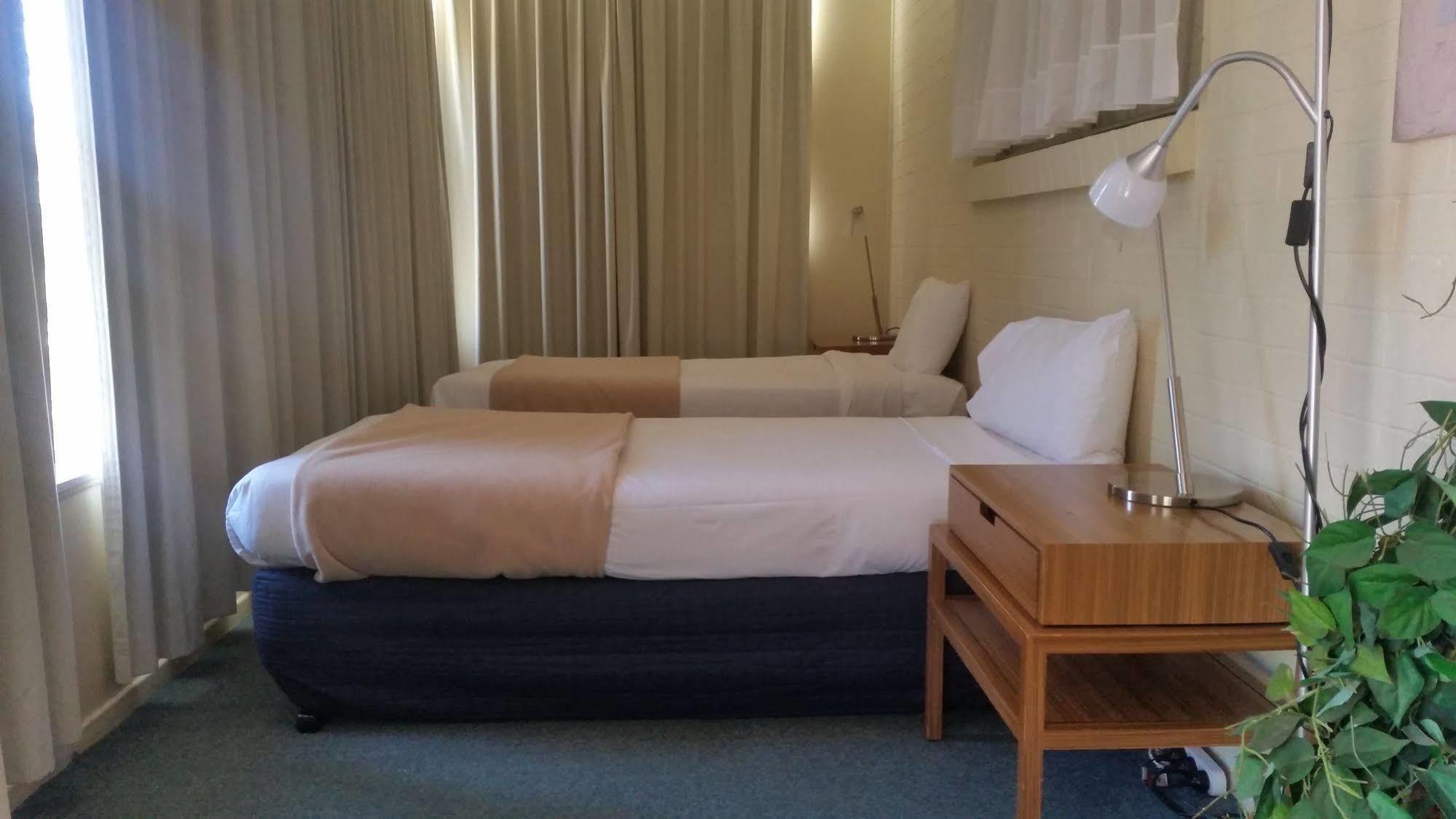 Clifford Park Motor Inn Тувумба Экстерьер фото