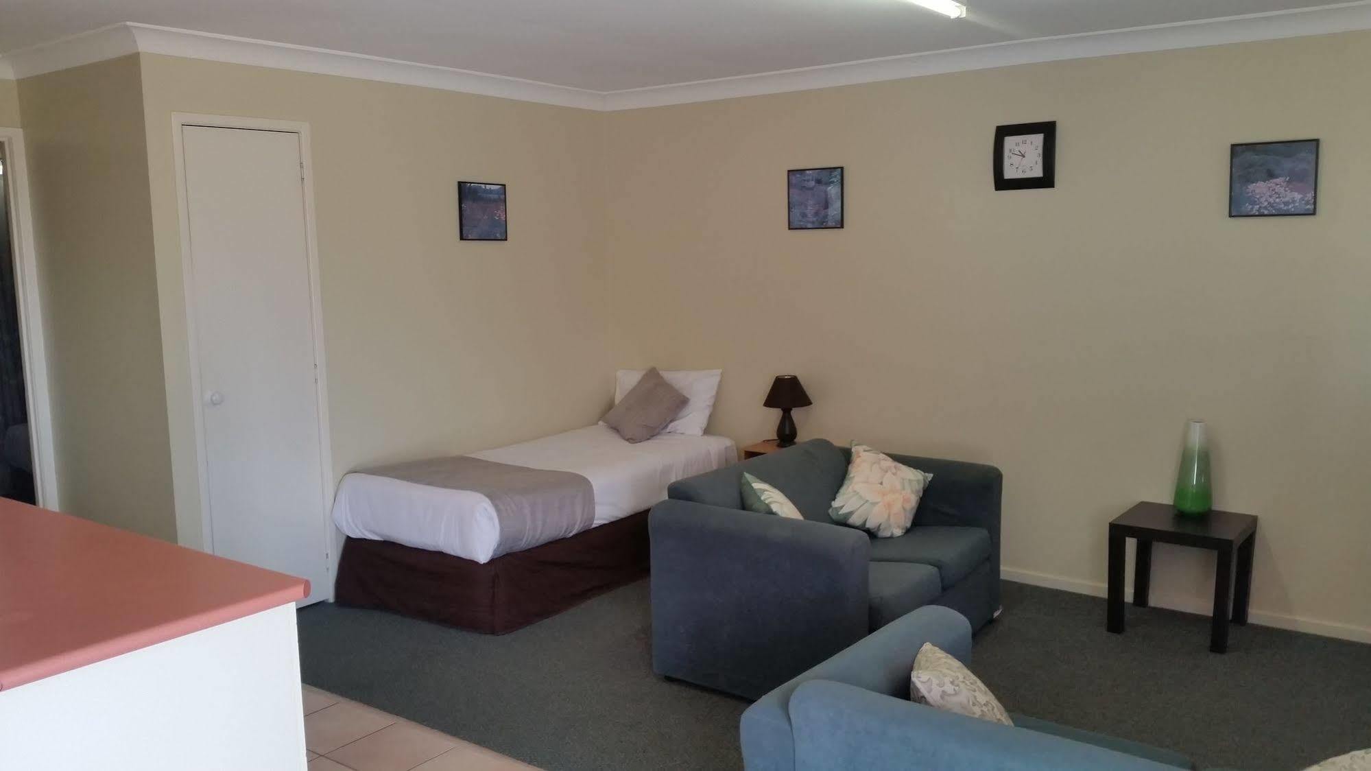 Clifford Park Motor Inn Тувумба Экстерьер фото